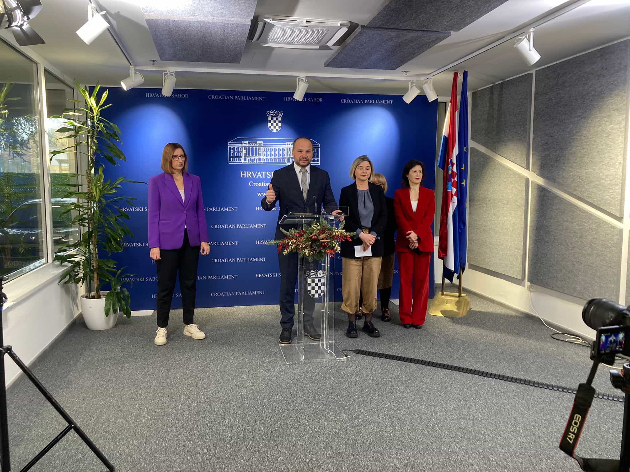 Lijeva oporba Bačićeve zakone šalje na ocjenu ustavnosti