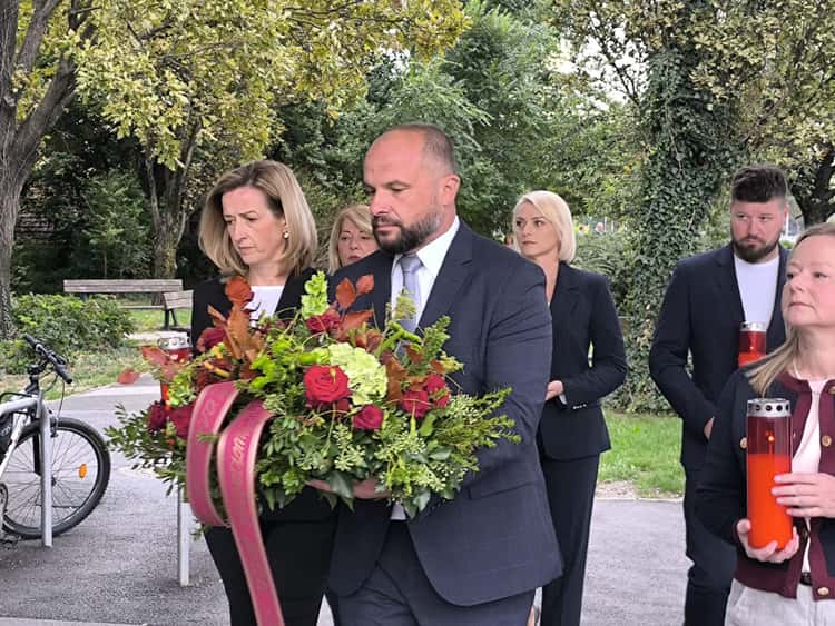 Hajdaš Dončić: Cvijeće polažemo za žene koje nismo uspjeli zaštititi